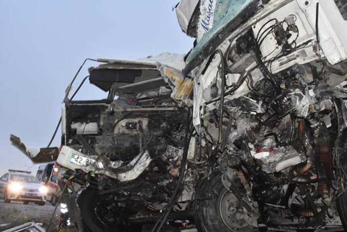 Konya'da kamyonlar kafa kafaya çarpıştı: 1 ölü