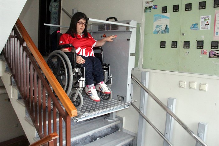 Engelli yüzücü Cumhurbaşkanı sayesinde asansöre kavuştu