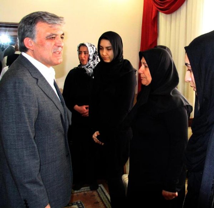 Abdullah Gül şehit ailesini ziyaret etti