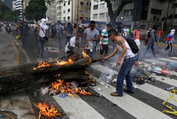 Venezuela'da yağmalamalar başladı