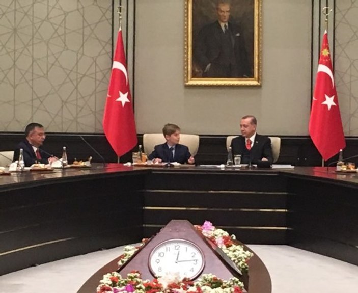 Cumhurbaşkanı koltuğuna Yiğit Türk oturdu