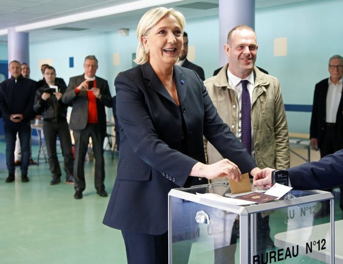 Le Pen'in oy kullandığı sandıkta çıplak protesto