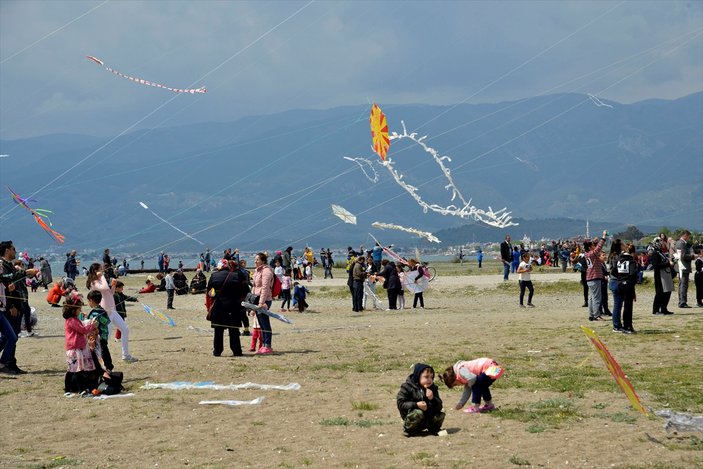 Balıkesir'de çocuklar için bin uçurtma uçuruldu