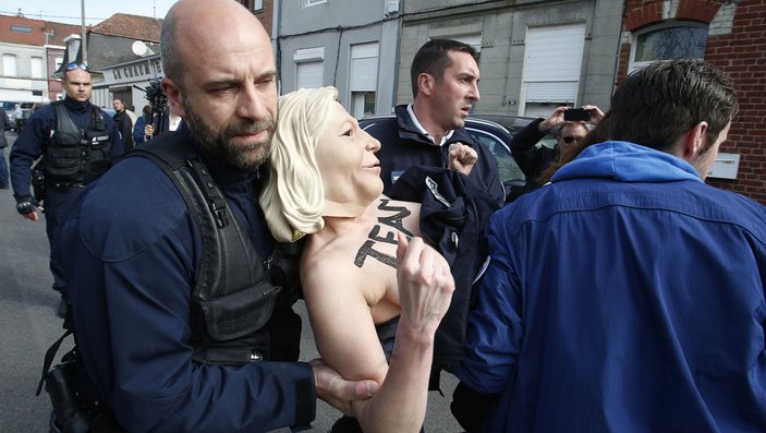 Le Pen'in oy kullandığı sandıkta çıplak protesto