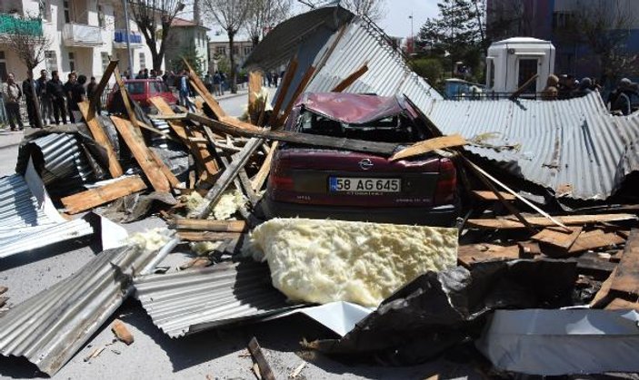 Sivas'ta fırtına binaların çatısını uçurdu