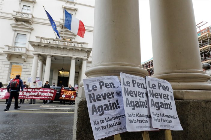 Londra'da Le Pen protestosu