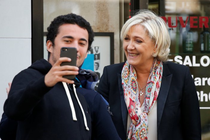 Le Pen Ulusal Cephe liderliğinden istifa ediyor