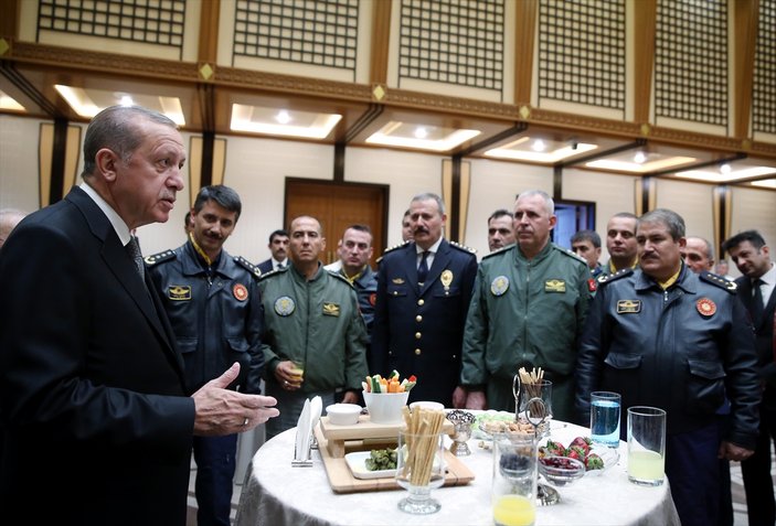 Cumhurbaşkanı Erdoğan pilotlarla görüştü