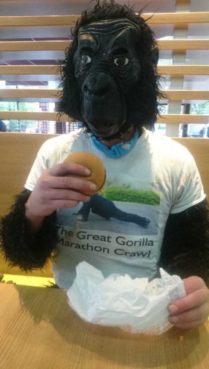 Goril seven polisten kostümlü eylem