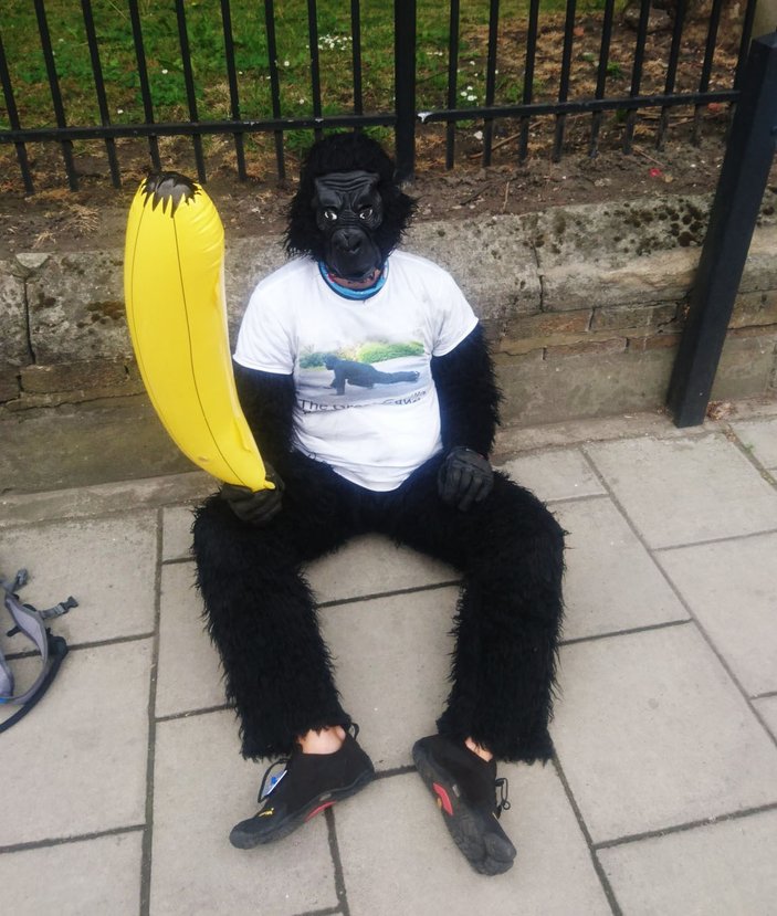 Goril seven polisten kostümlü eylem
