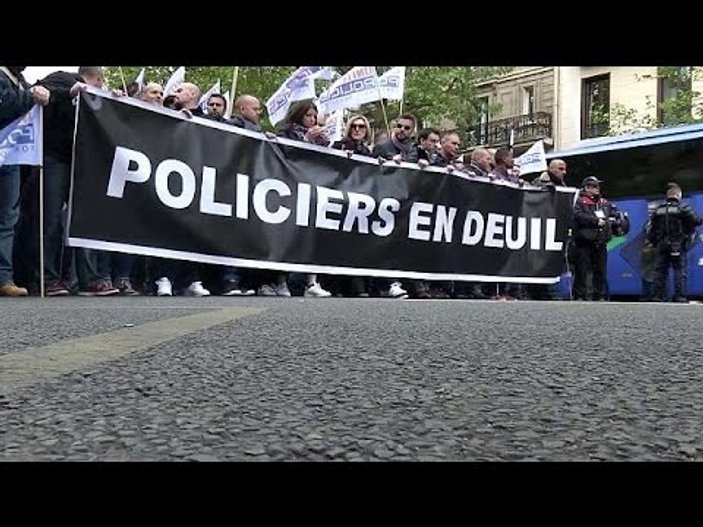 Paris'te binlerce polisten protesto yürüyüşü