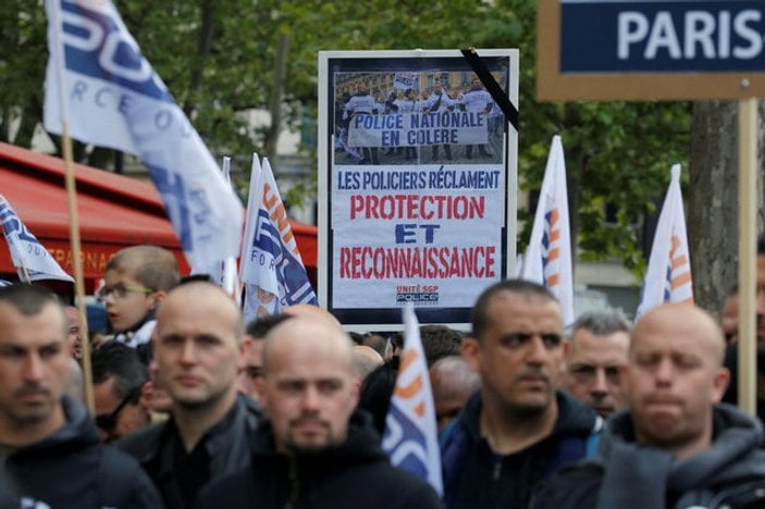Paris'te binlerce polisten protesto yürüyüşü