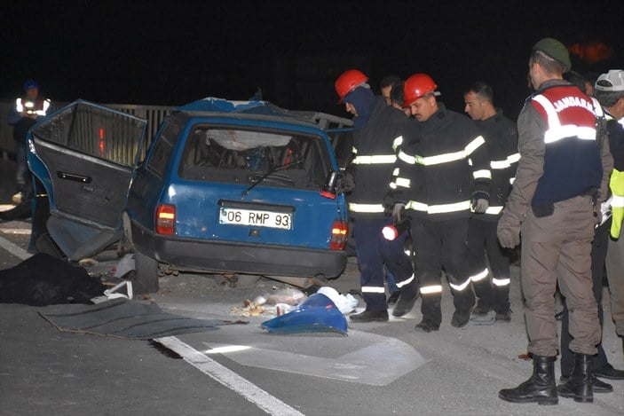 Kırıkkale'de otomobil bariyerlere çarptı: 3 ölü 1 yaralı