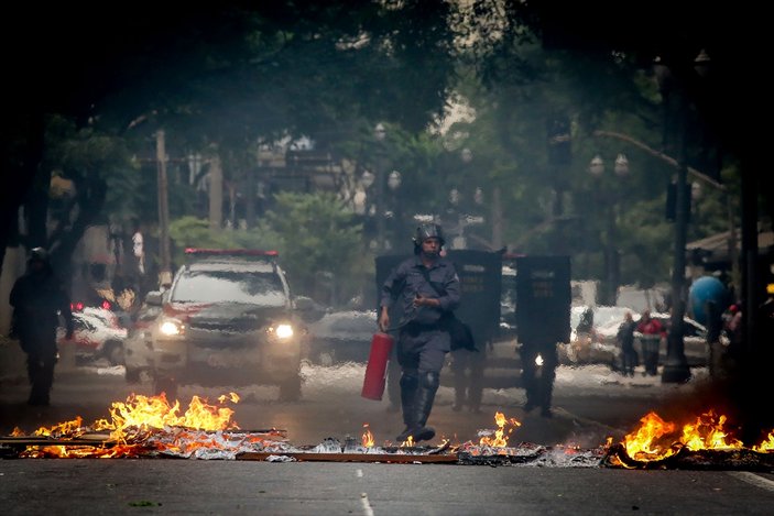 Brezilya'da genel grev: Göstericiler caddeleri kapattı