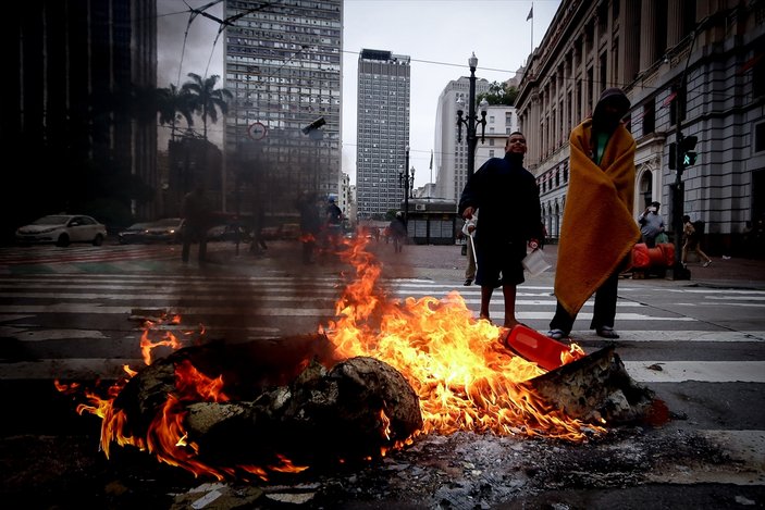 Brezilya'da genel grev: Göstericiler caddeleri kapattı