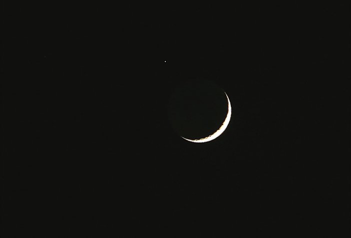 Ay ve yıldız gökyüzünde buluştu