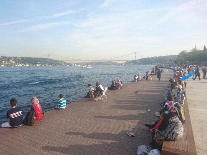 İstanbul'da sıcaktan bunalanlar Boğaz'a atladı