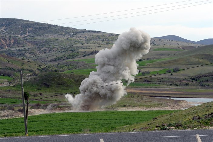 Tunceli'de yola tuzaklanmış bomba imha edildi