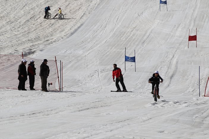 Nisan ayında kayak yarışması