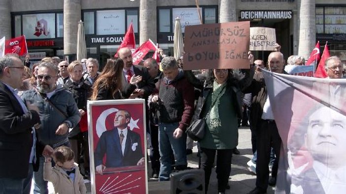 Almanya'da CHP'lilerden referandum protestosu