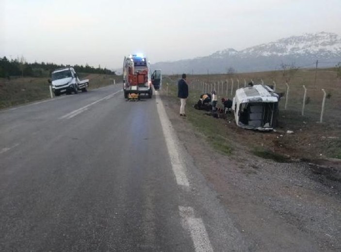 Konya'da minibüs şarampole devrildi: 19 yaralı