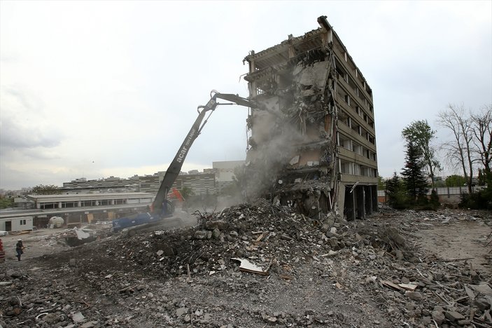 FETÖ'nün bombaladığı emniyet binası yıkılıyor