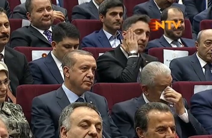 Erdoğan imzayı attı Yıldırım gözyaşlarını tutamadı
