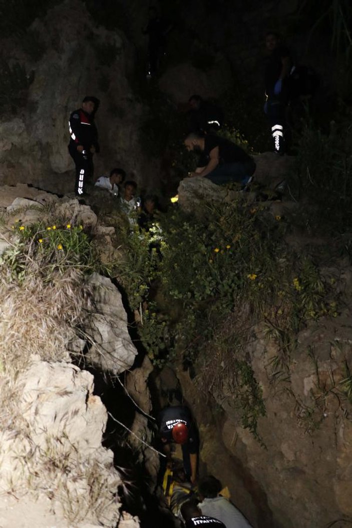 Antalya'da falezlerden düşen alkollü kadın kurtarıldı