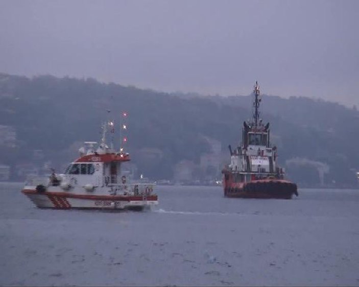 Beykoz açıklarında bir geminin çektiği barç battı