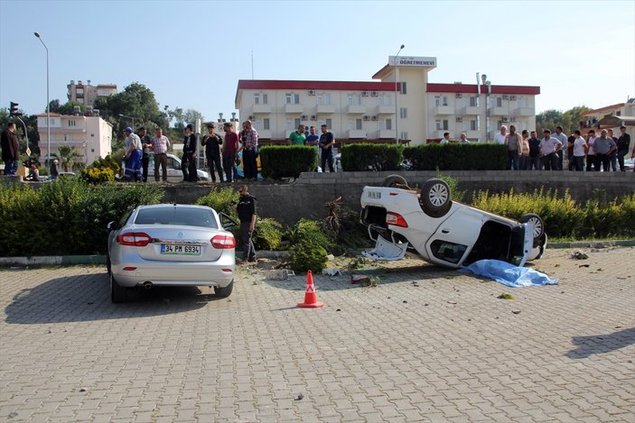 Antalya'da minibüsle otomobil çarpıştı: 1 ölü, 4 yaralı