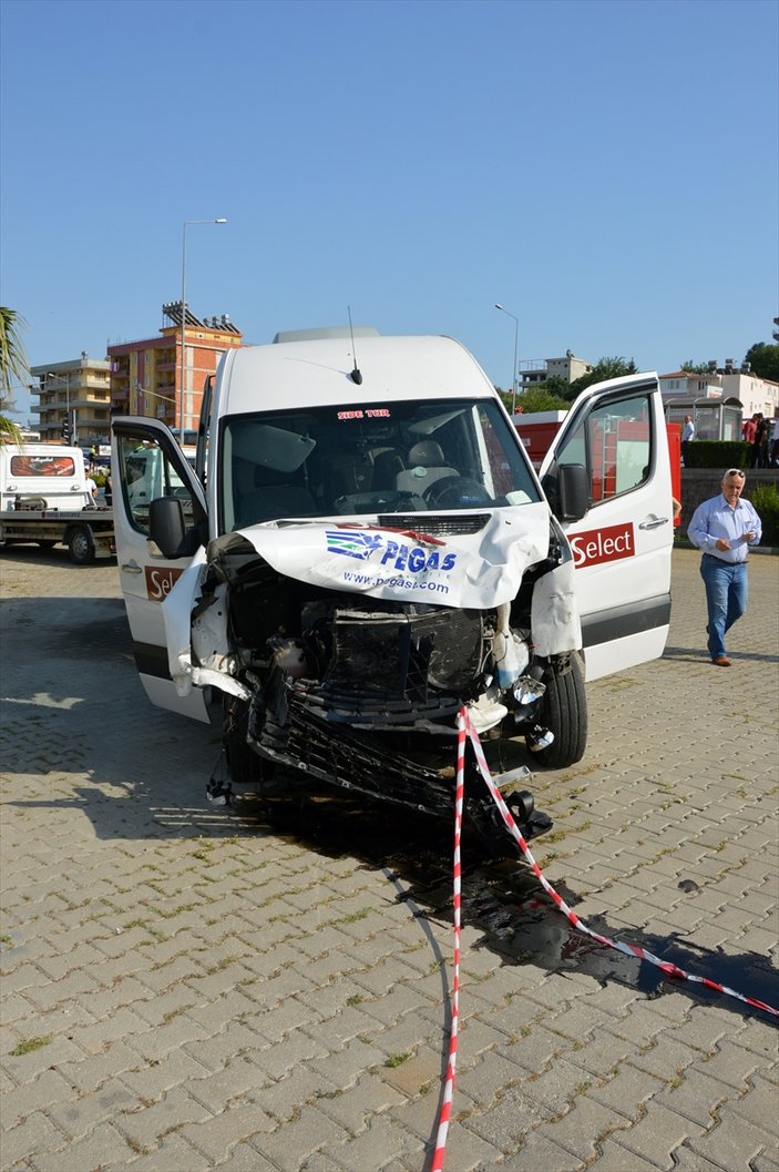 Antalya'da minibüsle otomobil çarpıştı: 1 ölü, 4 yaralı
