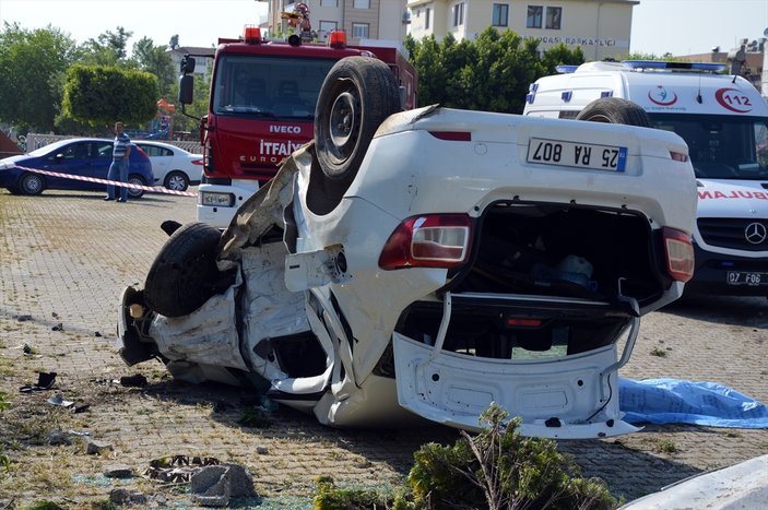 Antalya'da minibüsle otomobil çarpıştı: 1 ölü, 4 yaralı