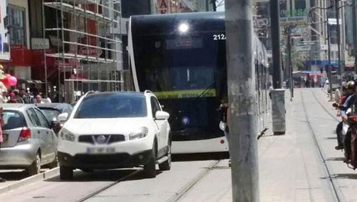 Antalya'da bir sürücü aracını rayların üzerine park etti