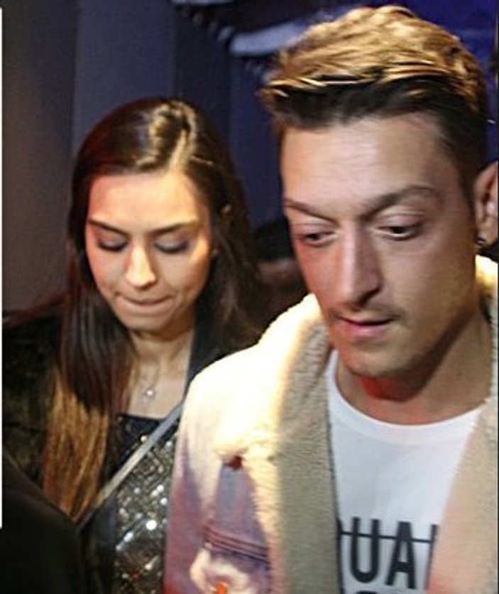 Mesut Özil'den Amine Gülşe'ye 200 bin liralık tektaş