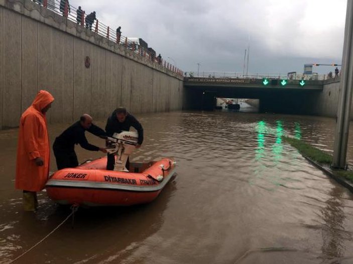 Diyarbakır'da yağmur alt geçidi göle çevirdi