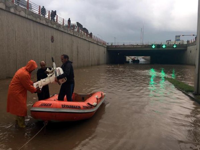 Diyarbakır'da yağmur alt geçidi göle çevirdi