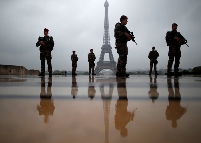Fransız askerleri Paris'te sokağa indi