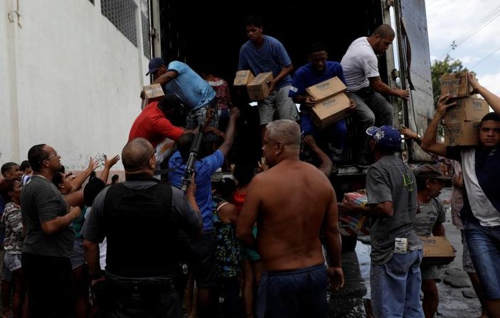 Rio de Janeiro'da çetelerden polis operasyonuna misilleme