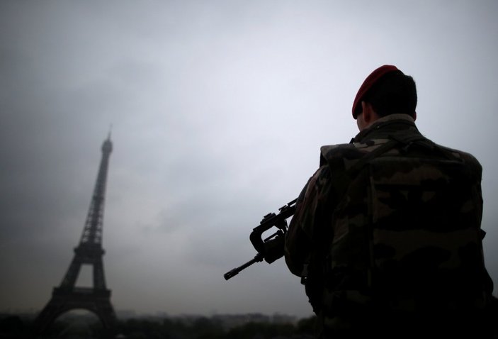 Fransız askerleri Paris'te sokağa indi