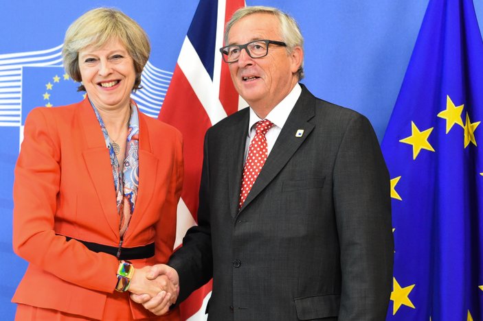 Theresa May'den Juncker'e Brexit gözdağı