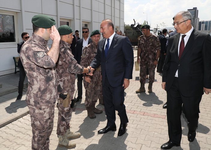 Çavuşoğlu, özel harekat polislerini ziyaret etti