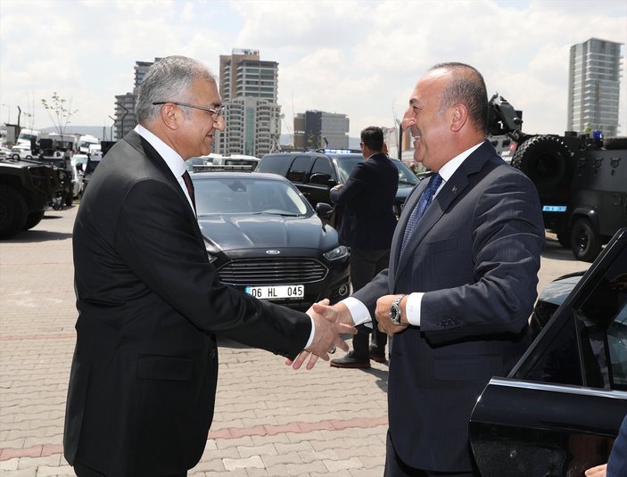 Çavuşoğlu, özel harekat polislerini ziyaret etti