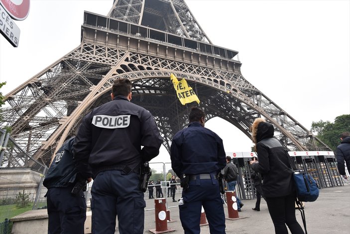 Eyfel Kulesi'nde Le Pen protestosu
