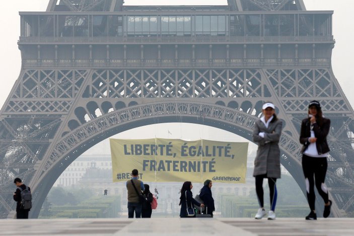 Eyfel Kulesi'nde Le Pen protestosu