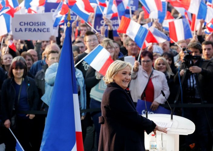 Protestocular Le Pen'e yumurta attı