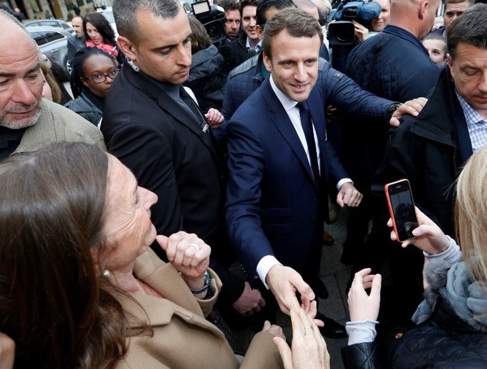 Fransa'daki anketlerde Macron önde