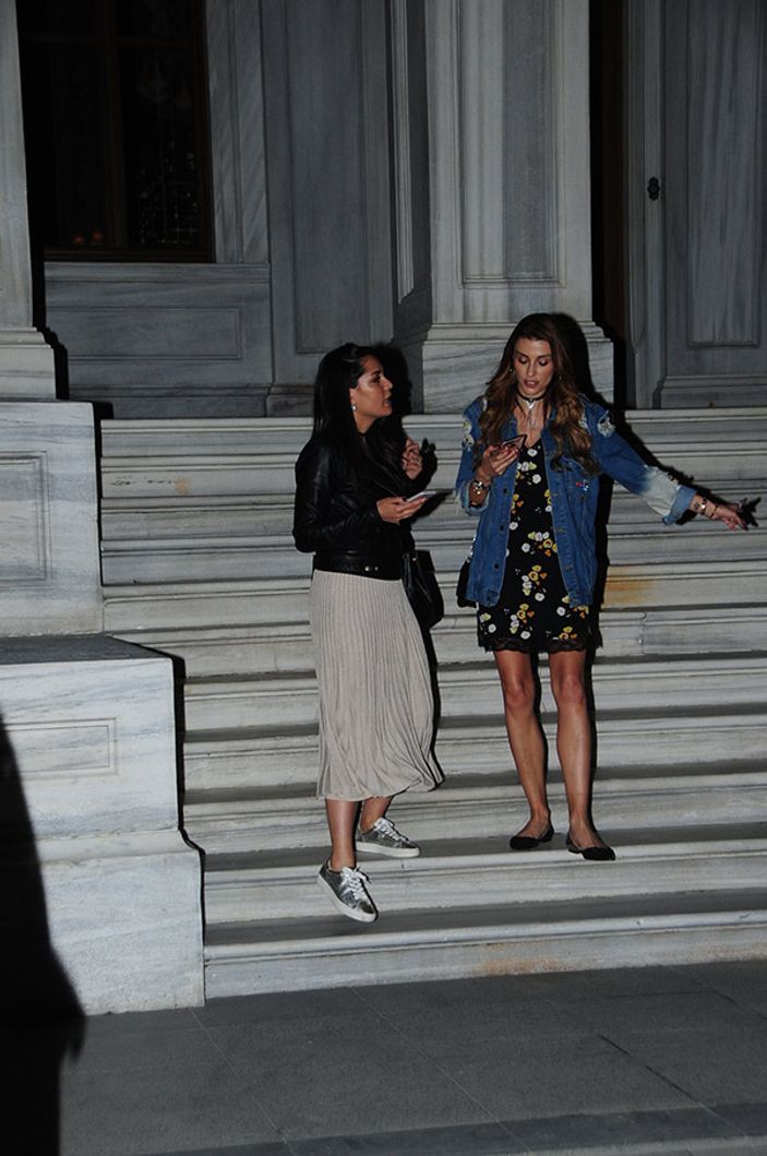 Özge Ulusoy arkadaşlarıyla eğlendi