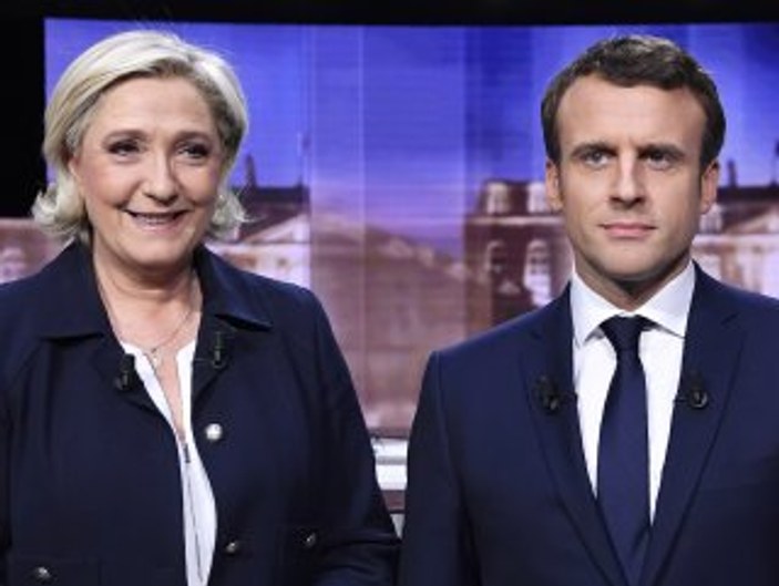 Fransa'da ibre Macron'u gösteriyor