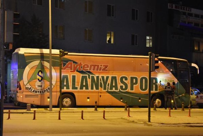 Aytemiz Alanyaspor'un takım otobüsüne saldırı