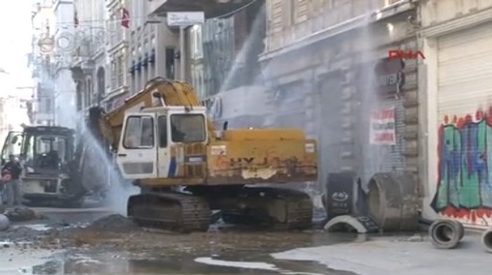 İstiklal Caddesi'nde su borusu patladı